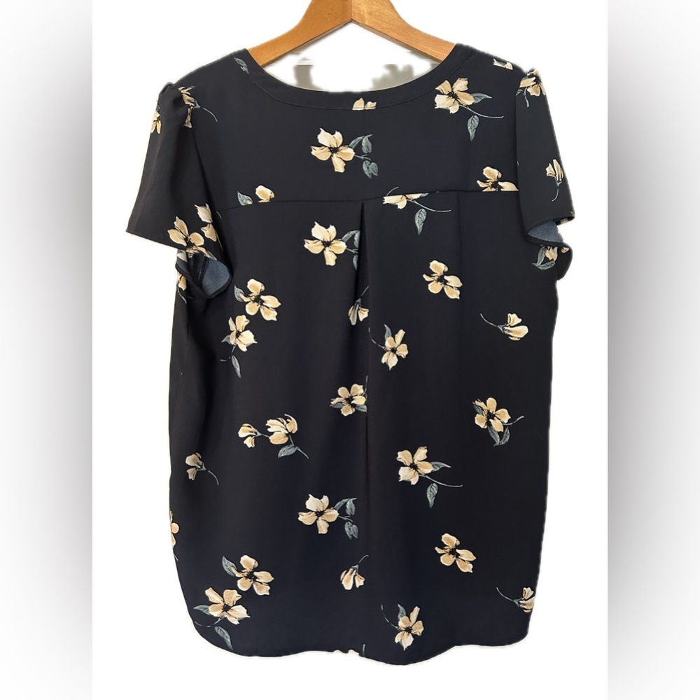 Hilary Radley Floral Blouse. Size M. - Picture 6 of 8